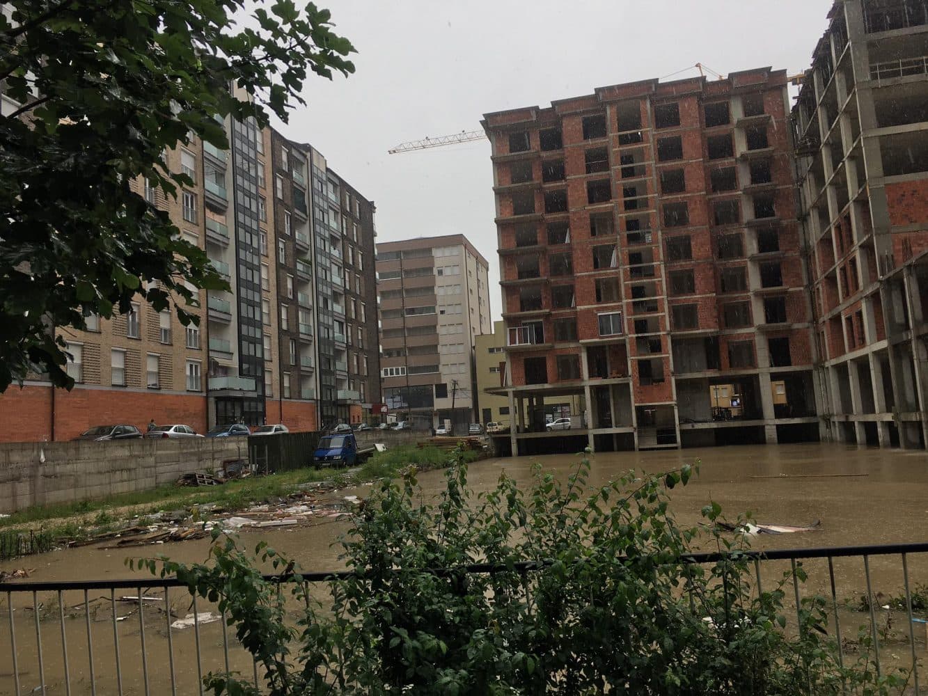 Vërshohet nga uji një lagje në Fushë-Kosovë pas reshjeve të shiut