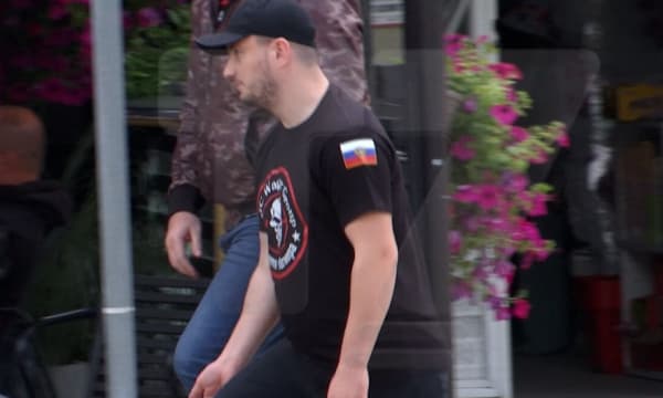 Pamjet e një grupi të rinjsh që po enden nëpër veri me bluza të grupit famëkeq “Wagner”