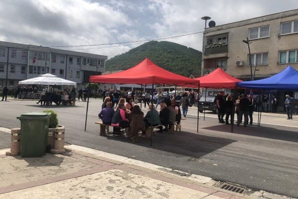​Situatë e qetë në Zubin Potok, dhjetëra protestues para ndërtesës komunale