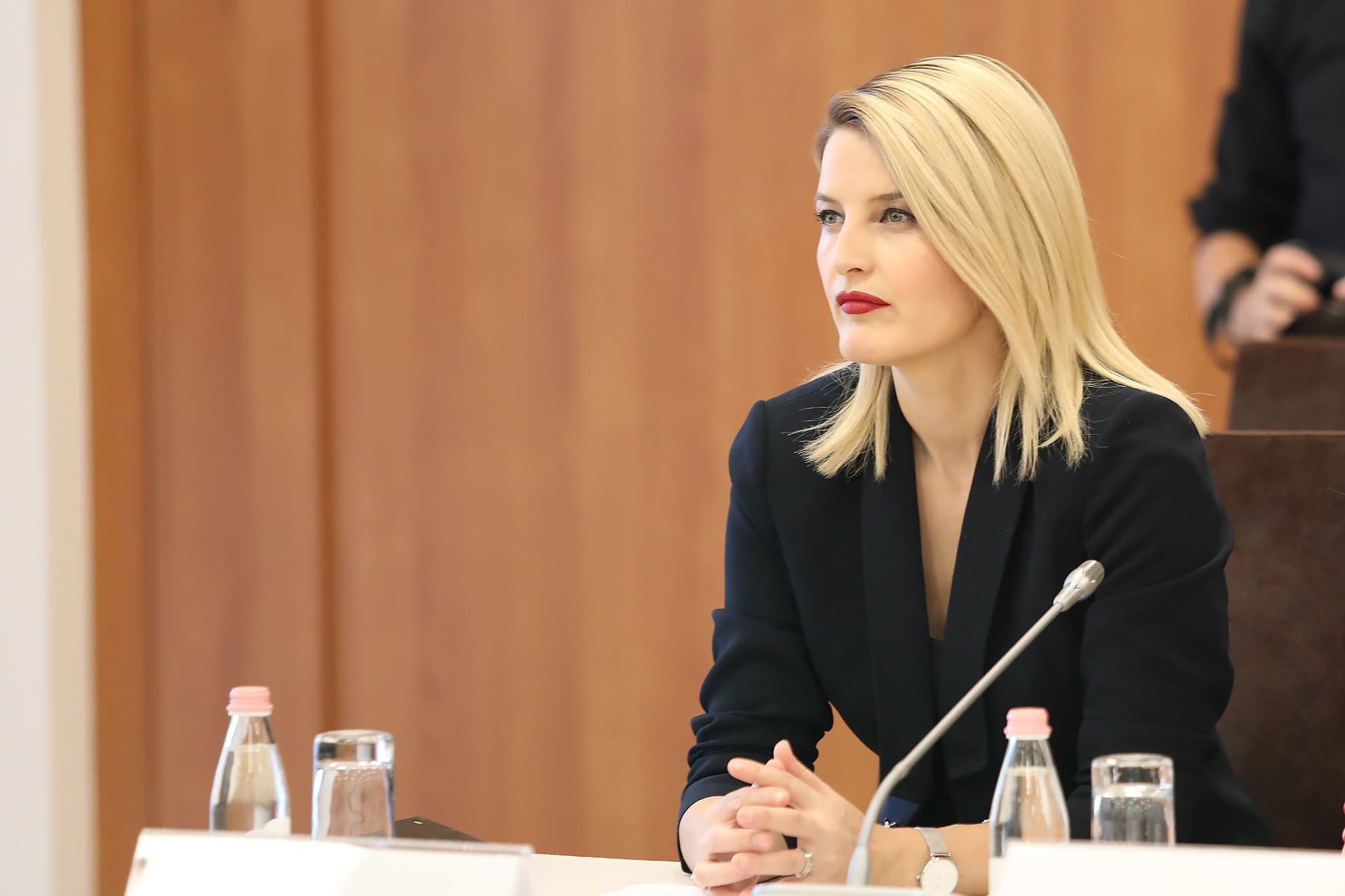 Dhurata Hoxha sërish para Gjykatës për korrupsion, konfrontime verbale mes prokurores dhe kryetarit të trupit gjykues