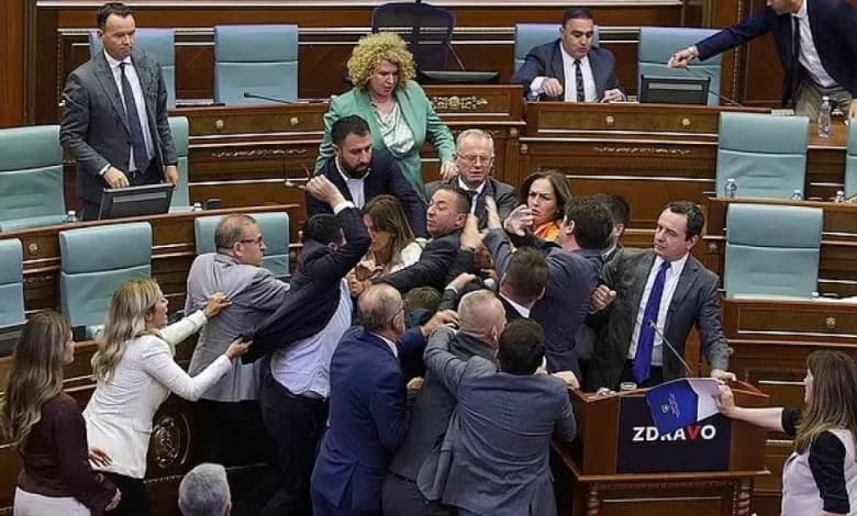 KMDLNj për seancën e dhunshme: Bislimi si mysafir s’kishte të drejtë ta griste foton e opozitës