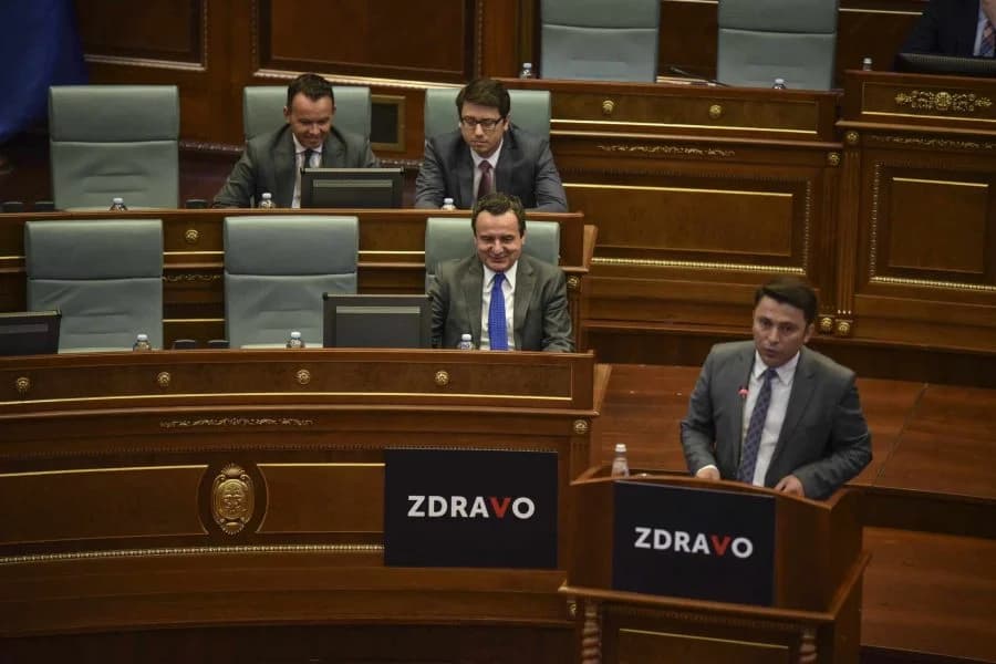 Pankarta “Zdravo” vendoset në foltoren e Kuvendit dhe pranë ulëses së Kurtit