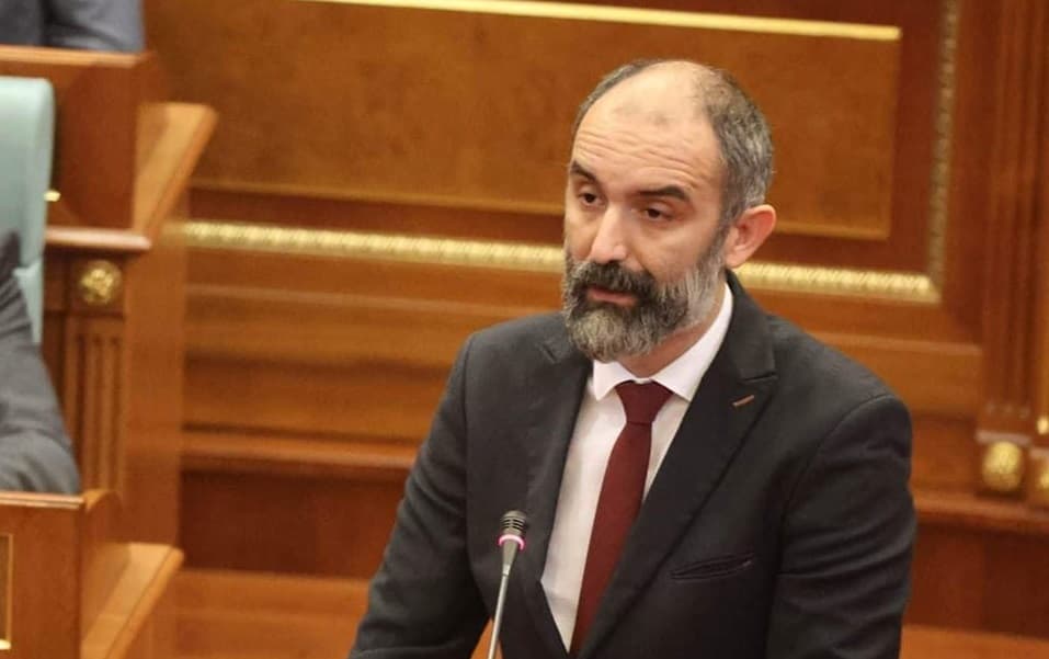 Abrashi pyet nëse ka rënë Macroni nën ndikimin e Kurtit: Po arreston protestuesit pa u konsultuar me aleatët