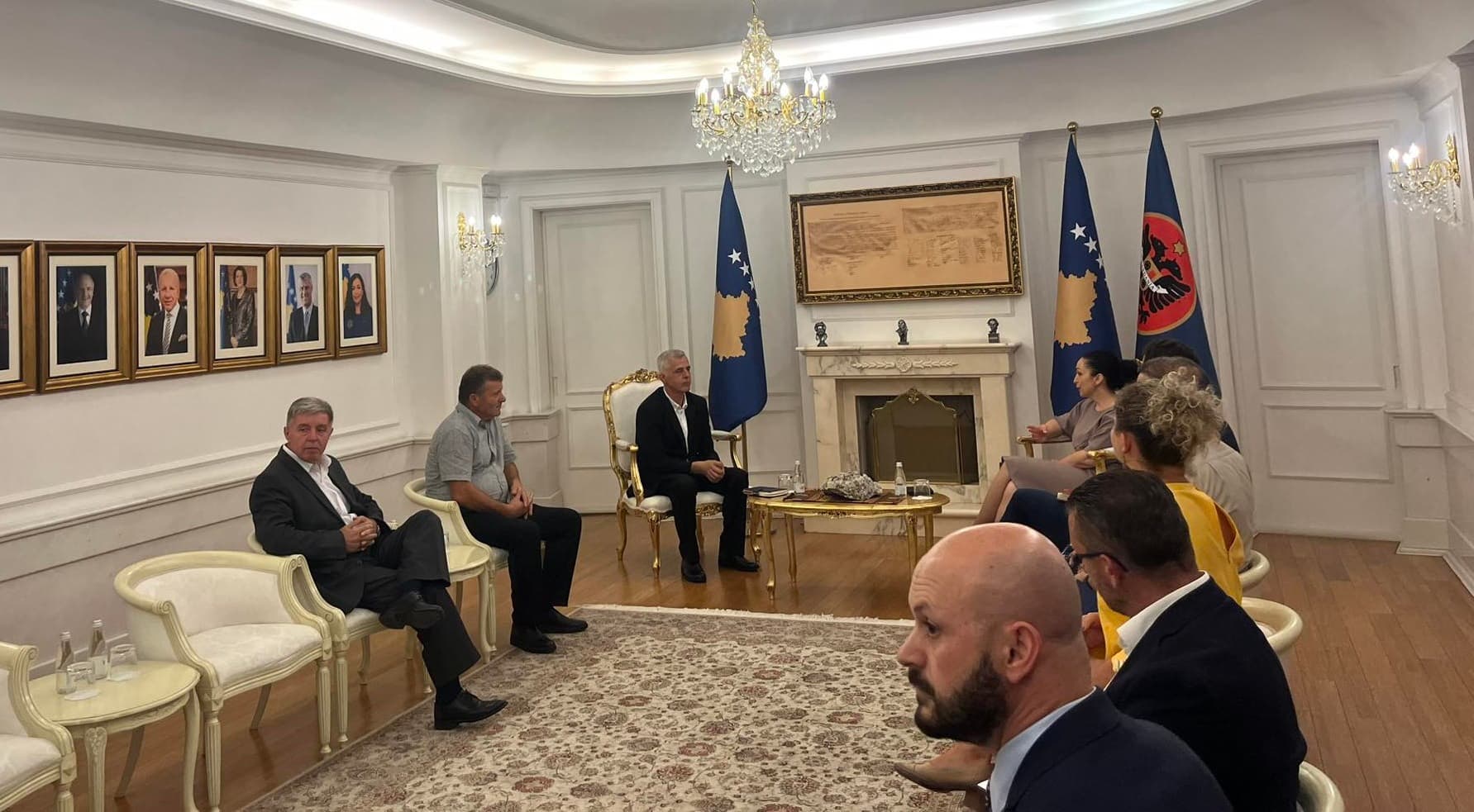 Fillon takimi mes presidentes Vjosa Osmani dhe përfaqësuesve të OVL-UÇK-së