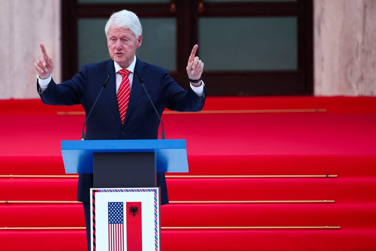 “Vazhdoni kështu”, Clinton para shqiptarëve: Faleminderit për gjithçka që keni bërë