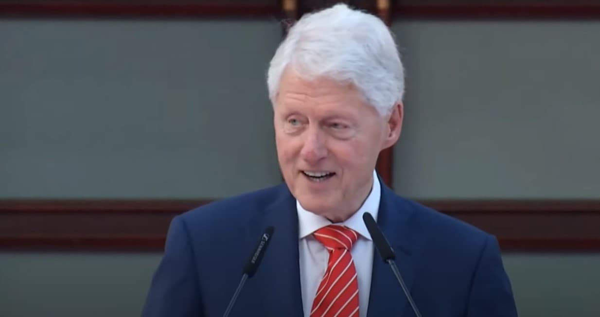 Clinton tregon historinë me kamarierin nga Kosova: “Mu ul në gjunjë”