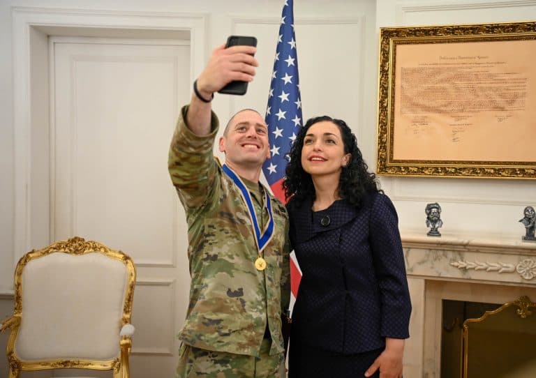 Osmani selfie me ushtarakun e KFOR-it që ia prezantoi Rakiqit numrin e ushtarëve të plagosur në veri