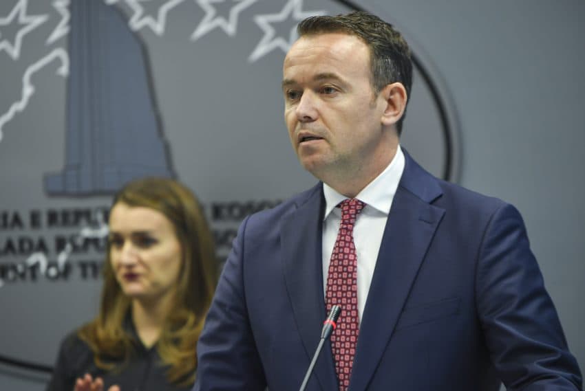 Ministri Peci e shkarkon këshilltarin e arrestuar për keqpërdorim të detyrës zyrtare