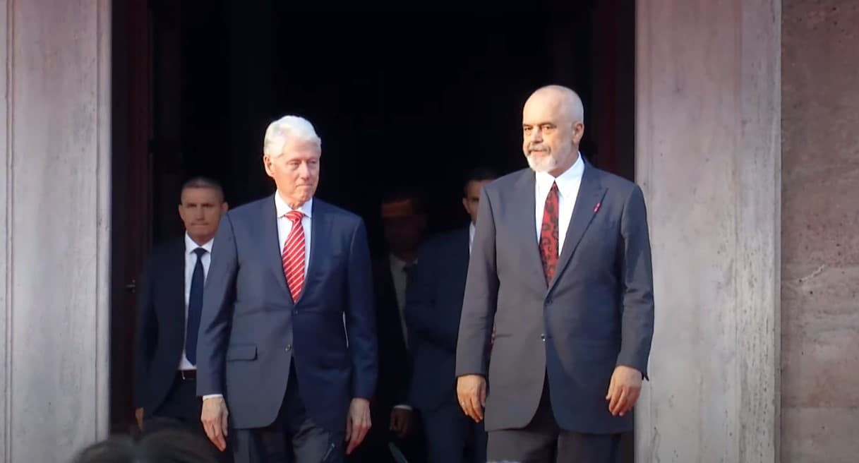 ”Jam pa fjalë”, Bill Clinton i emocionuar nga pritja e shqiptarëve