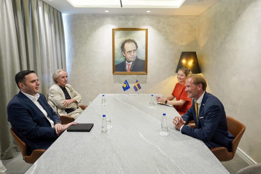 Abdixhiku dhe ambasadori suedez flasin për situatën në Kosovë