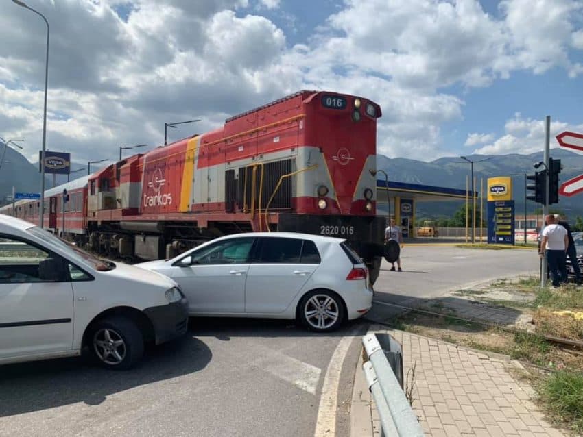 Hekurudhat e Kosovës në gjendje të mjerë, treni përsëri godet veturën në Fushë Kosovës