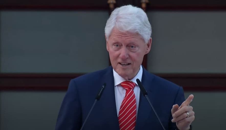 Clinton publikon video nga vizita në Shqipëri
