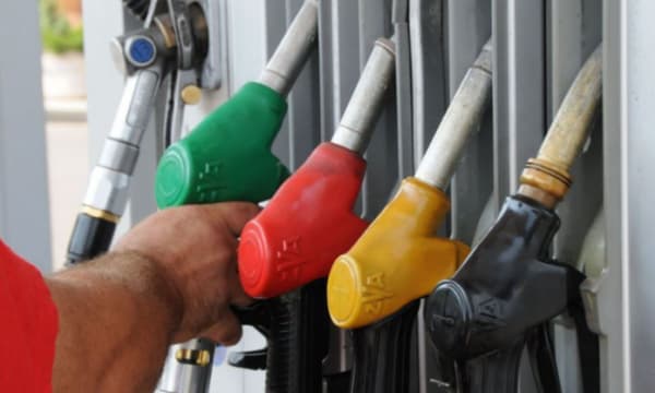 MINTI publikon çmimet e reja të derivateve: Benzina shtrenjtohet, nafta mbetet njëjtë