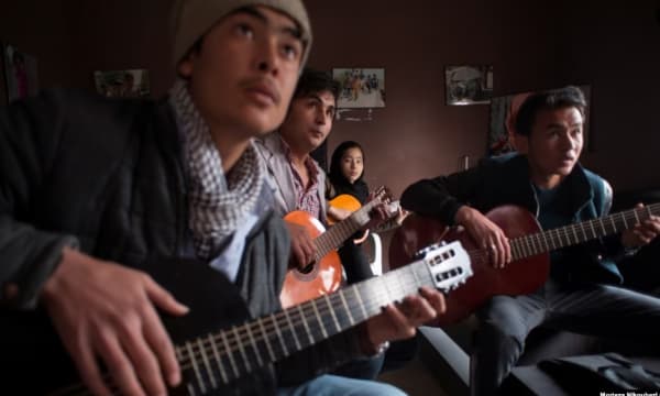 Talibanët djegin instrumentet muzikore në perëndim të Afganistanit