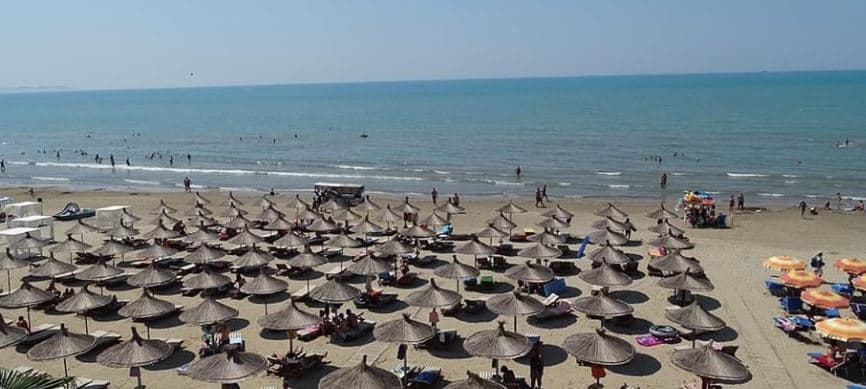 Tragjedia e pushuesve në Kavajë, mësohet emri i babait që humbi jetën bashkë me dy djemtë e tij