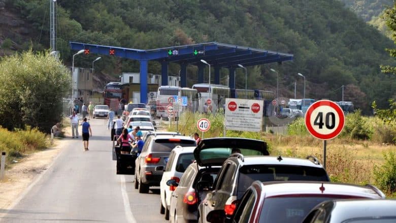 Deri në tri orë e gjysmë pritjet për të hyrë në Kosovë, kjo është gjendja në pikat kufitare
