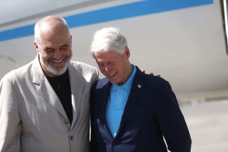 Bill Clinton mbërrin në Shqipëri, pritet nga Edi Rama