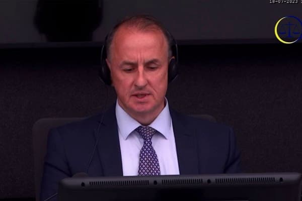 Oficeri britanik nis dëshminë në rastin kundër Thaçit dhe të tjerëve
