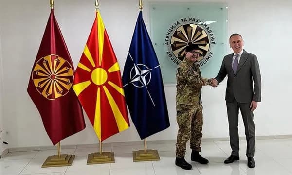 Komandanti i KFOR-it në Shkup, takon shefin e Inteligjencës maqedonase dhe ministren e Brendshme