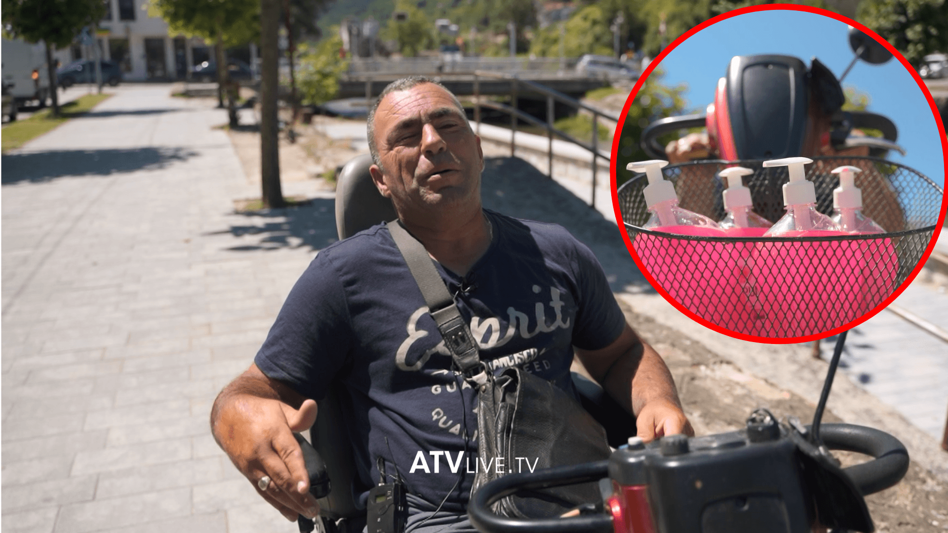“Nuk po kam çka me bo, po duhet me dal me shitë shampona” – Edhe pse në karrocë qytetari nga Kaçaniku nuk heqë dorë nga puna