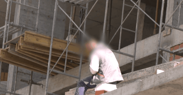 Punëtorët e sektorit të ndërtimtarisë të ekspozuar në temperatura të larta e pa masa mbrojtëse