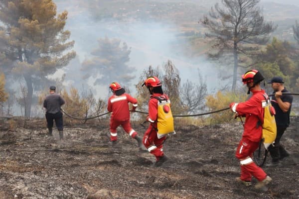 Situata me zjarret në Shqipëri, ministri i Mbrojtjes tregon zonat problematike
