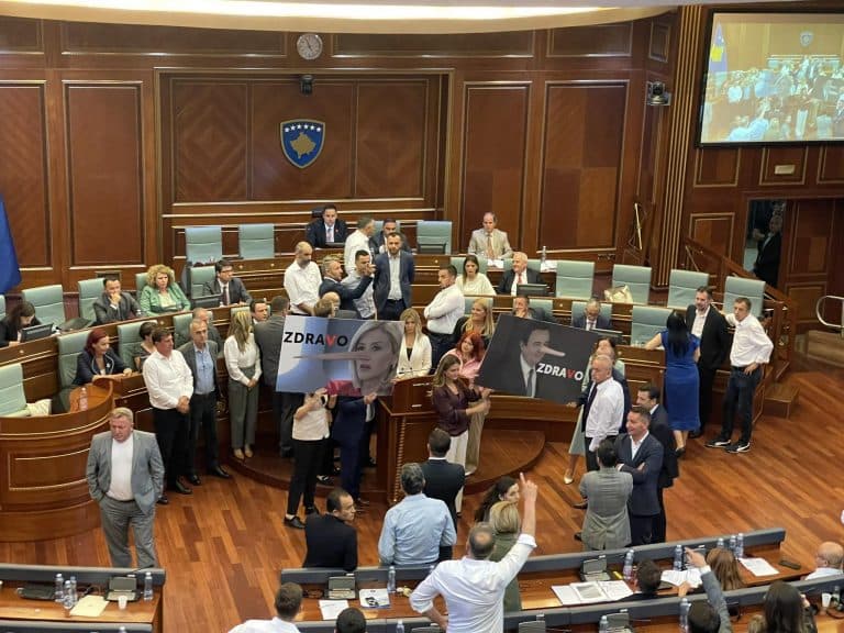 Kështu u zhvilluan dje ngjarjat në kuvendin e Kosovës