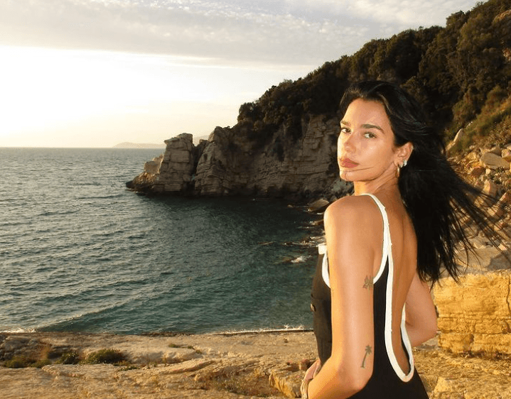 Dua Lipa në Shqipëri, ndan fotot nga pushimet në bregdet