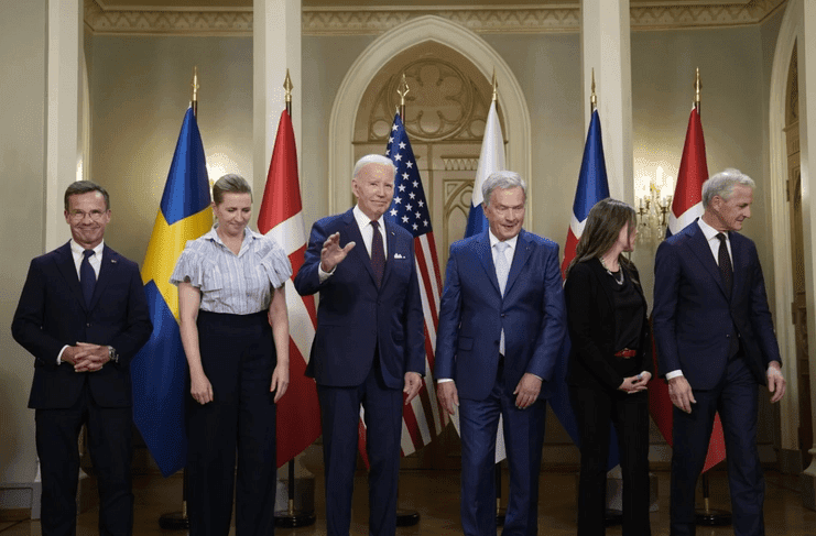 Presidenti amerikan viziton anëtarin më të ri të NATO-s