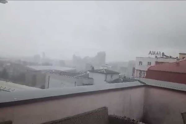 ​Shiu dhe erërat e forta dëmtuan rrjetin elektroenergjetik në pesë komuna