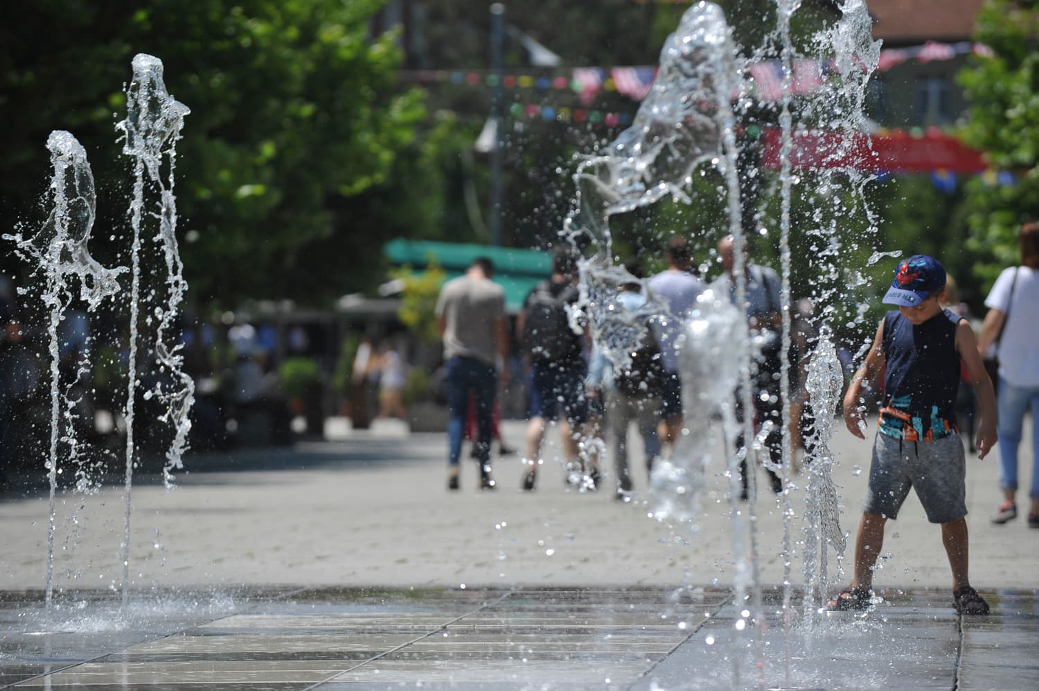 Temperaturat e larta, Ministria e Shëndetësisë apelon për kujdes ndaj fëmijëve