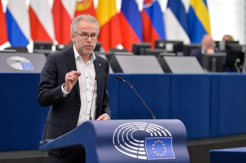 Eurodeputeti holandez: Vuçiq po luan me zjarrin, BE të vendos sanksione