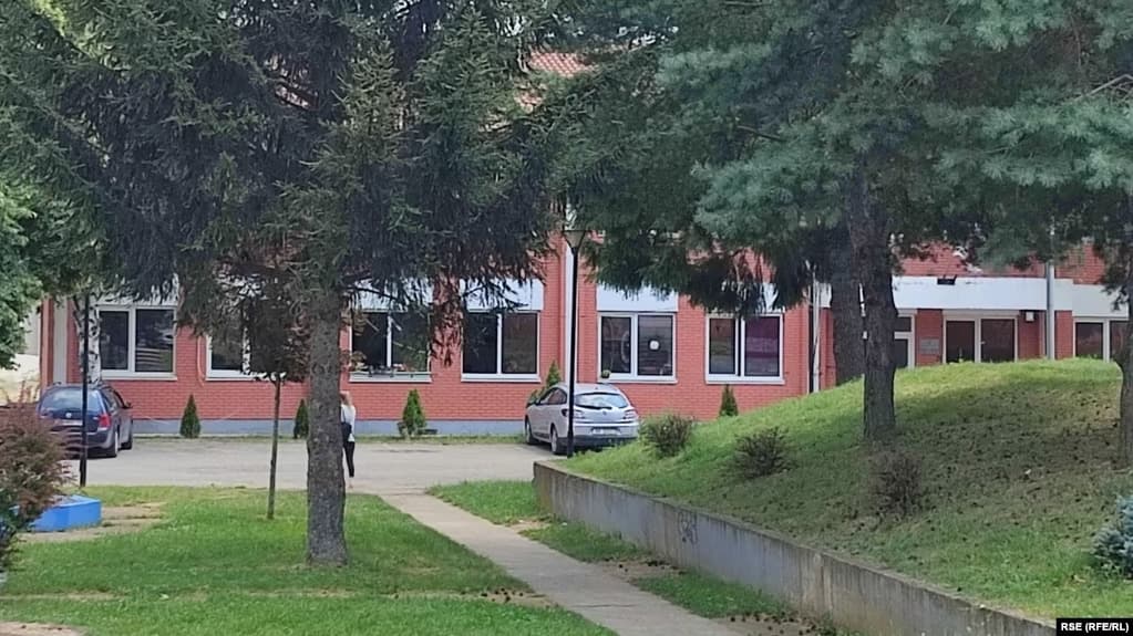 Komunat paralele serbe në veri punojnë nga lokacione alternative