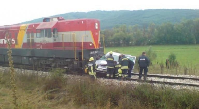Treni godet një veturë, vdes shoferi