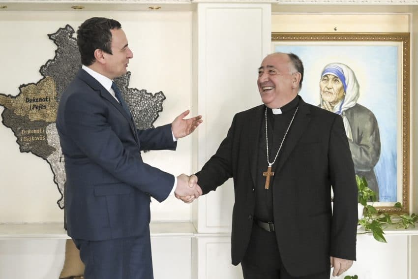 Kurti vizitoi Ipeshkvinë e Kosovës, u mirëprit nga Ipeshkvi imzot Dodë Gjergji