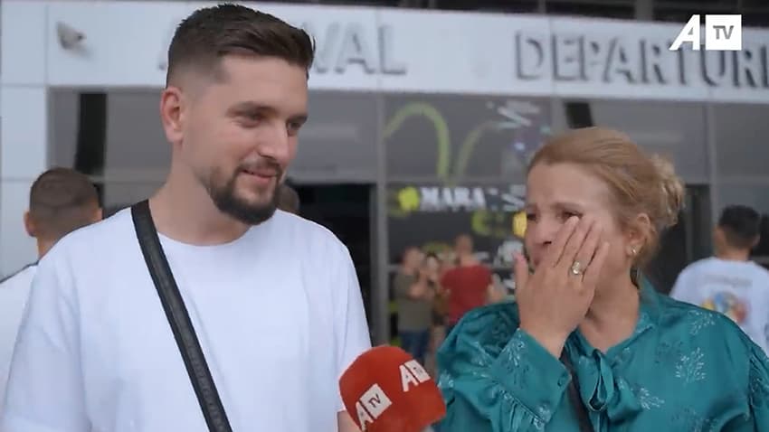 Nëna shpërthen në lot, kur djali i arrin në aeroport: Sa po gëzohna, po e boj mend që shumë shpejt shkojnë 5 ditë