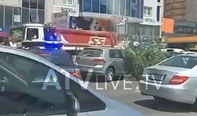 Aksident në Fushë Kosovë, vetura përplaset me pemën në skaj të rrugës