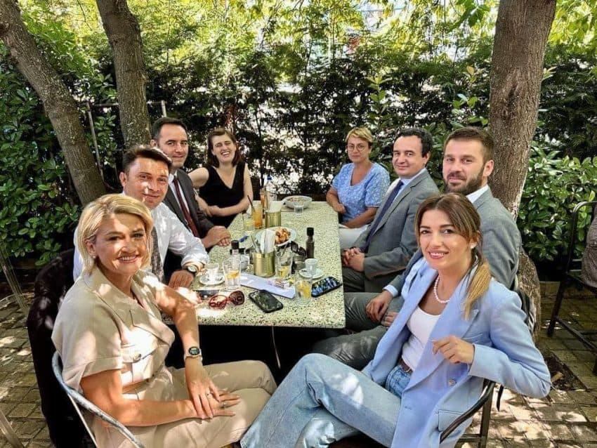 Kurti drekon me rrethin e ngushtë të partisë, Dejona Mihali shihet afër tij