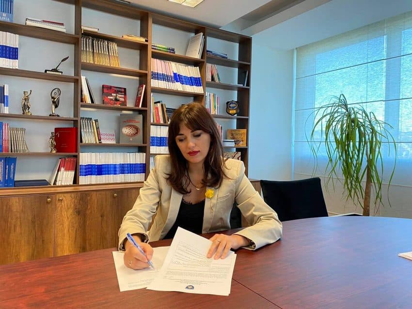 Haxhiu nënshkruan marrëveshjen me Shqipërinë