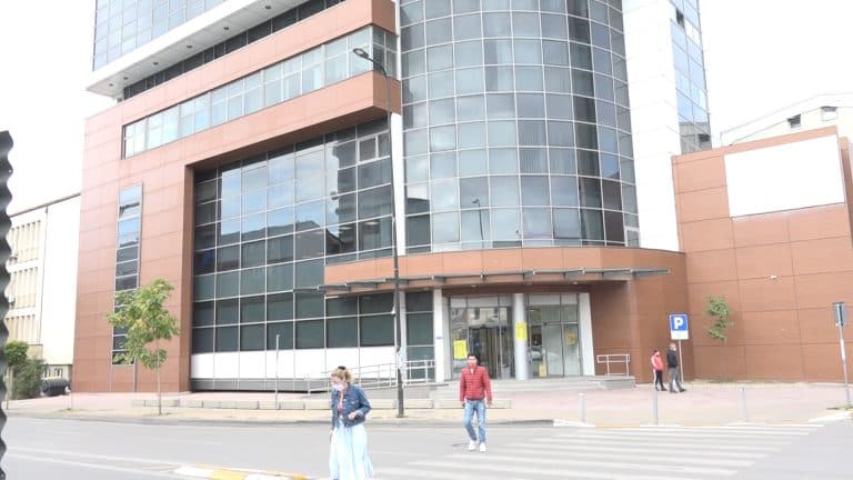 Ndihmon me dokumentacion të kërkuarin nga Interpoli, arrestohet zyrtari i MB-së