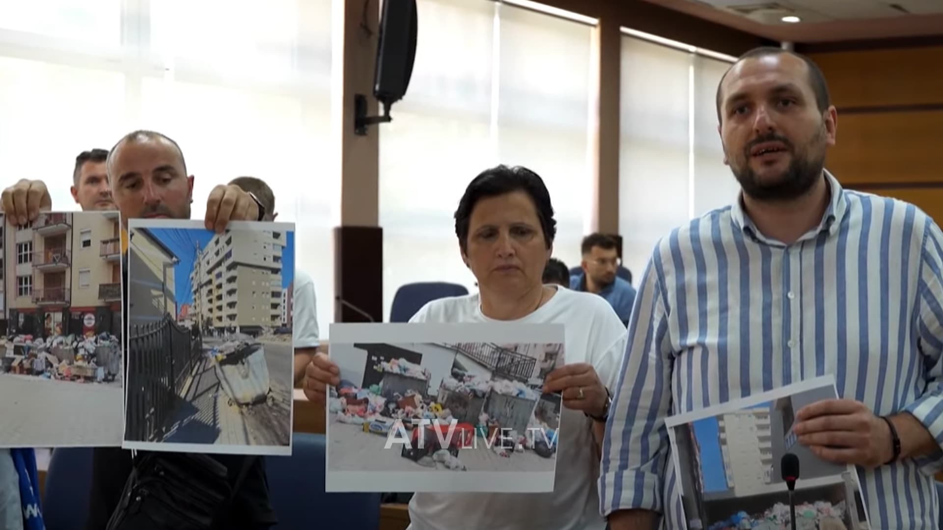 Banorët e “Muharrem Fejzës” protestojnë për mungesë të kontejnerëve