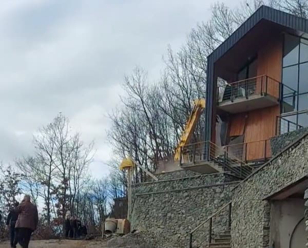 Vazhdon aksioni për rrënimin e vilave pa leje në Batllavë