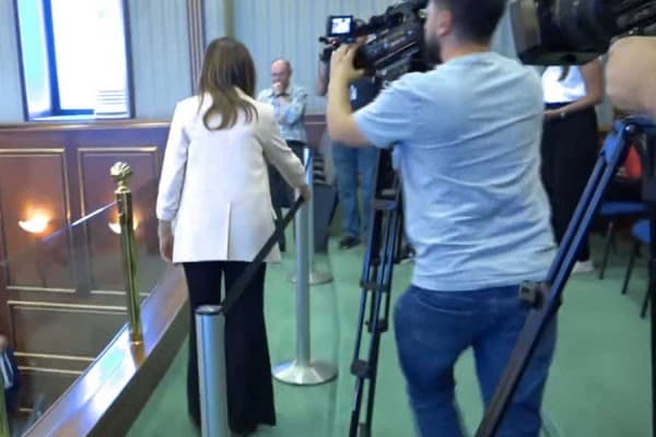 ​Deputetet e PDK-së largojnë pengesat ndaj gazetarëve në Kuvend