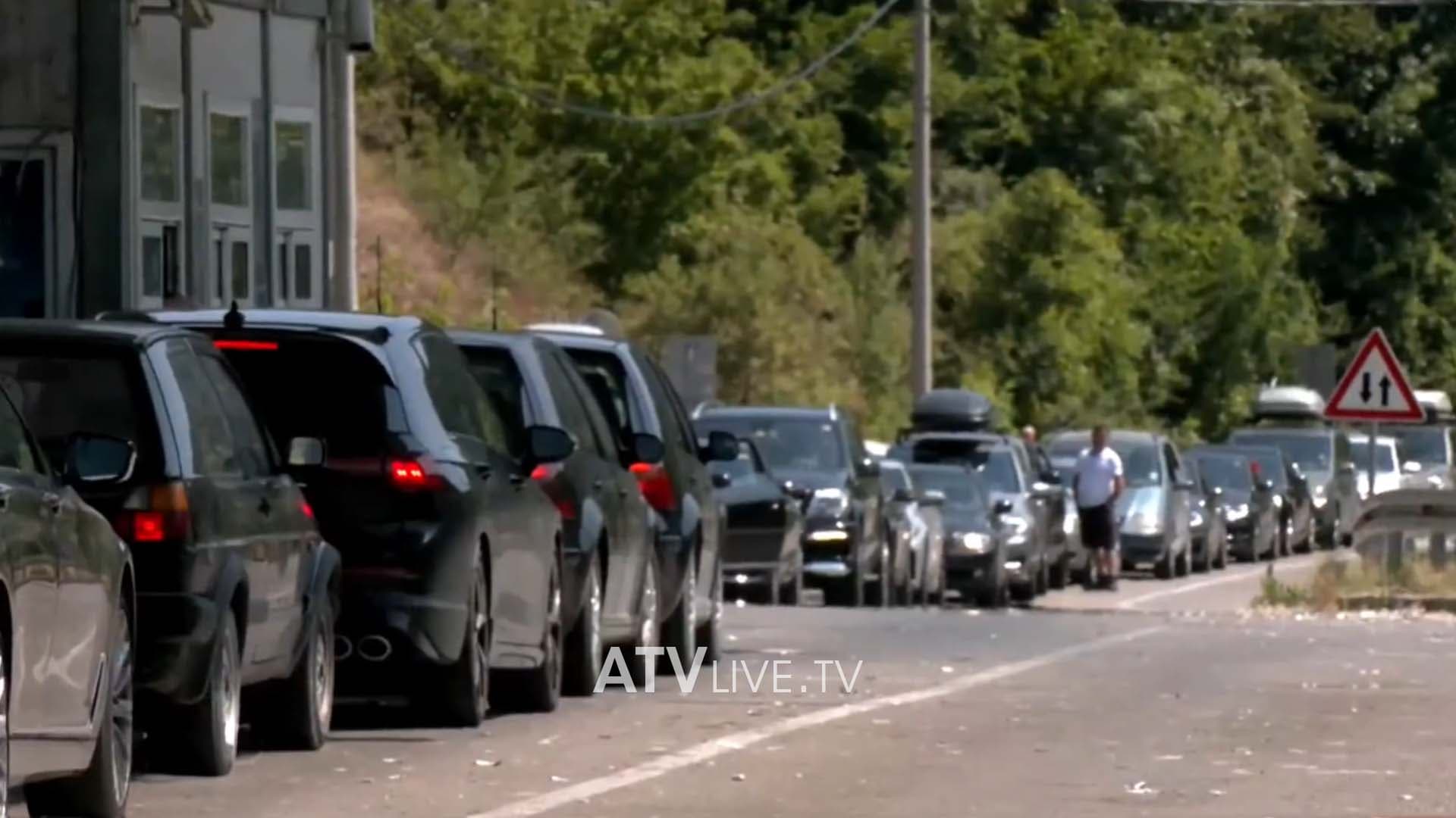 Mërgimtarët te ‘’Dheu i bardhë’’, pritje deri në katër orë