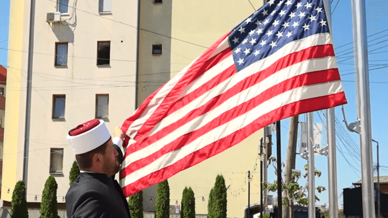 Flamuri amerikan ngrihet në një xhami në Prishtinë, imam Maliqi: Do ta bëjmë traditë