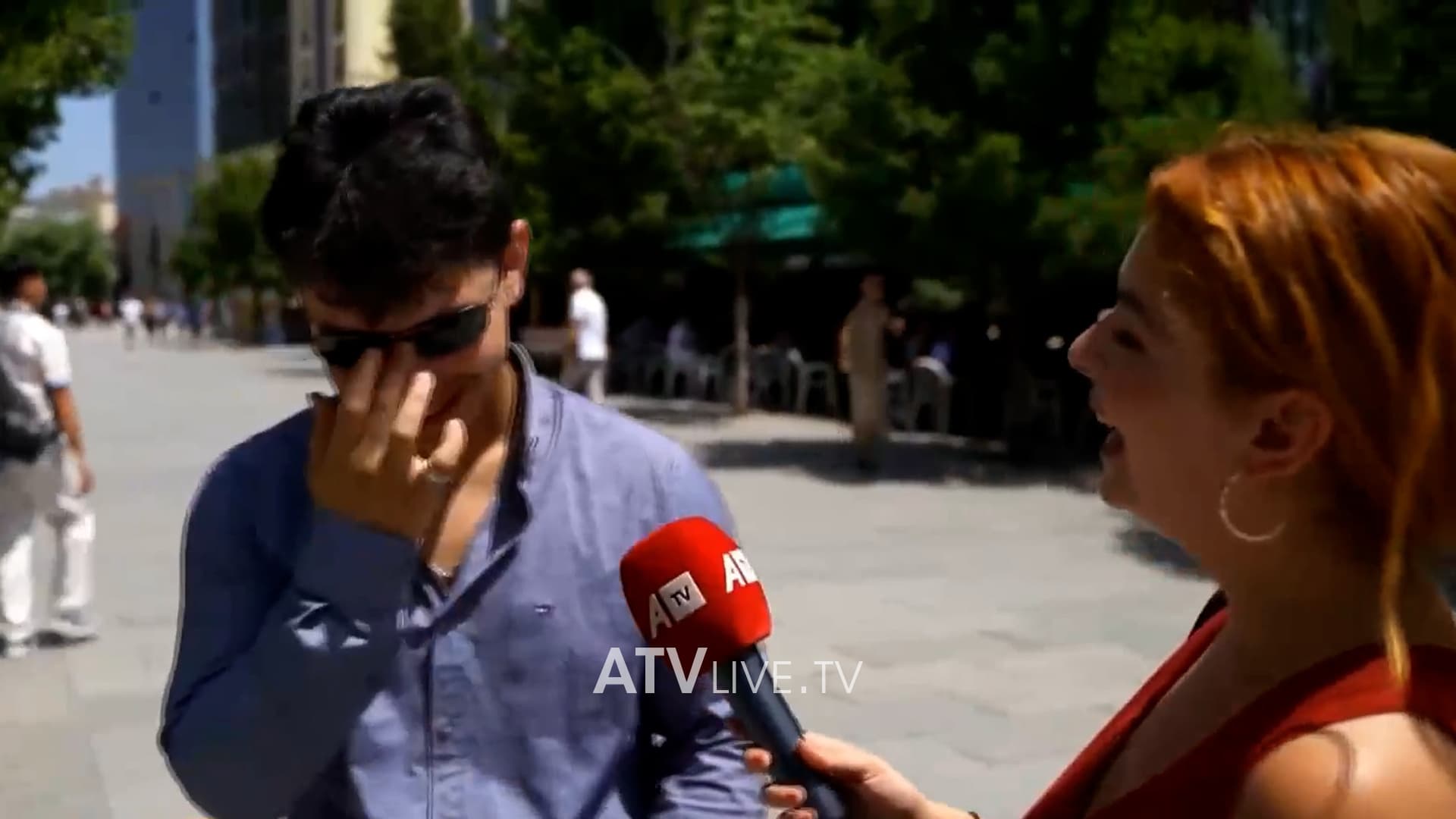 Ndalet rastësisht t’i bëjë një pyetje në shesh, qytetari dhe gazetarja dalin të ‘njofshëm’