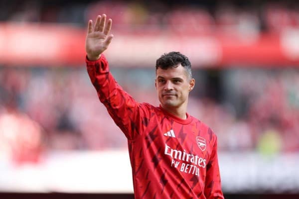 E kryer, Xhaka rikthehet në Bundesliga