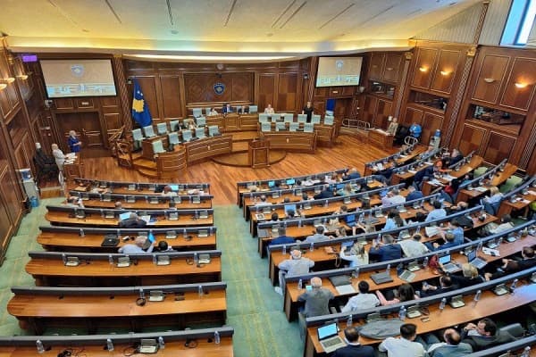 Kuvendi miraton disa pika të seancave të kaluara, PDK e AAK nuk marrin pjesë në votim