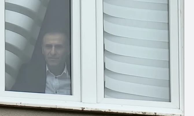 El Pais shkruan nga veriu i Kosovës: Kryetarët etnikë shqiptarë të barrikaduar para shumicës serbe