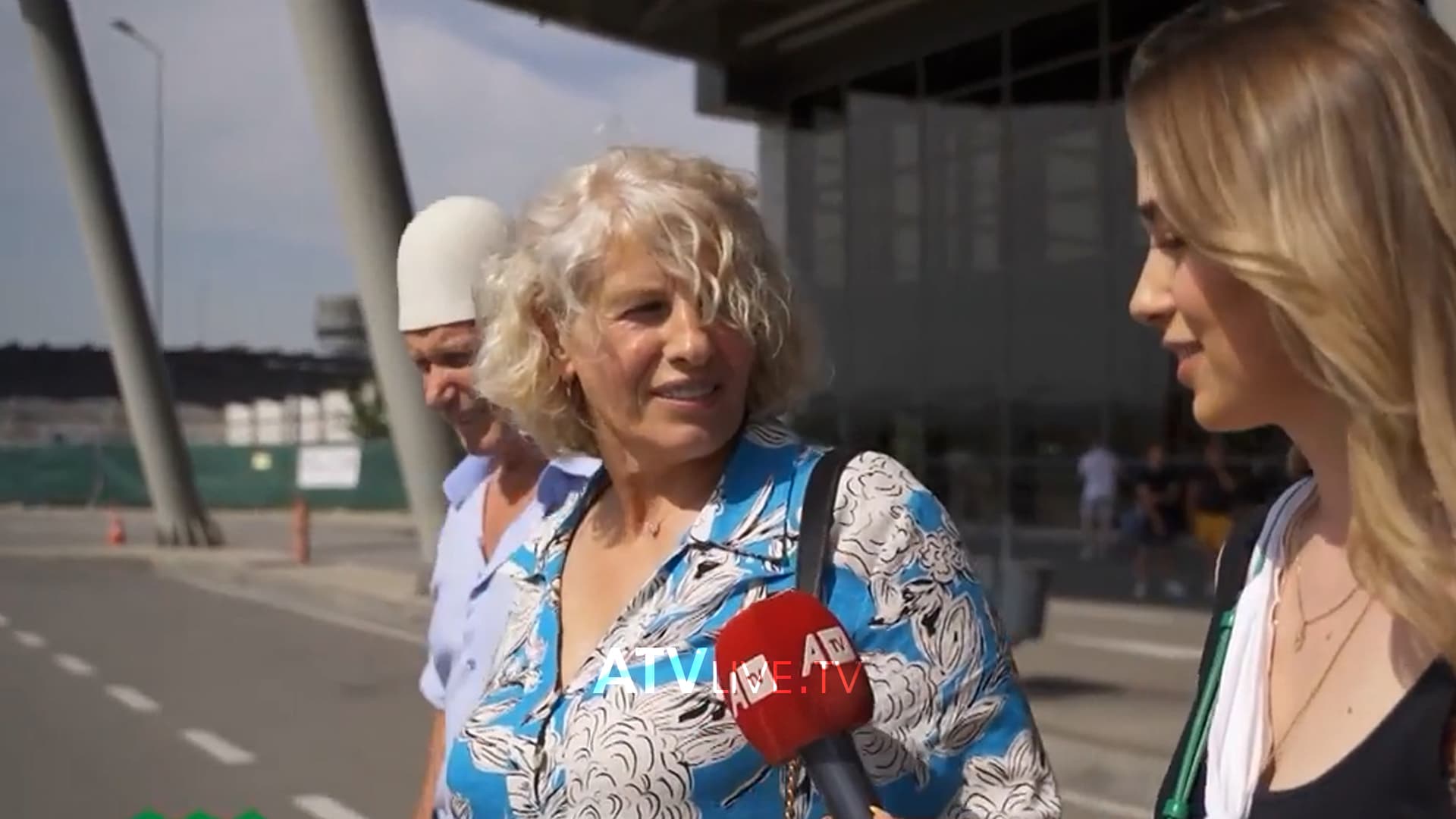 Mërgimtarët në mes të aeroportit i përgjigjen pyetjes së famshme “A ma mirë këtu a atje”